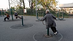 Ancianos hacen ejercicio en un parque de Serbia en 2020.