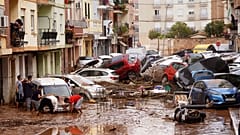 Autos schwimmen in der verheerenden Flut in Spanien