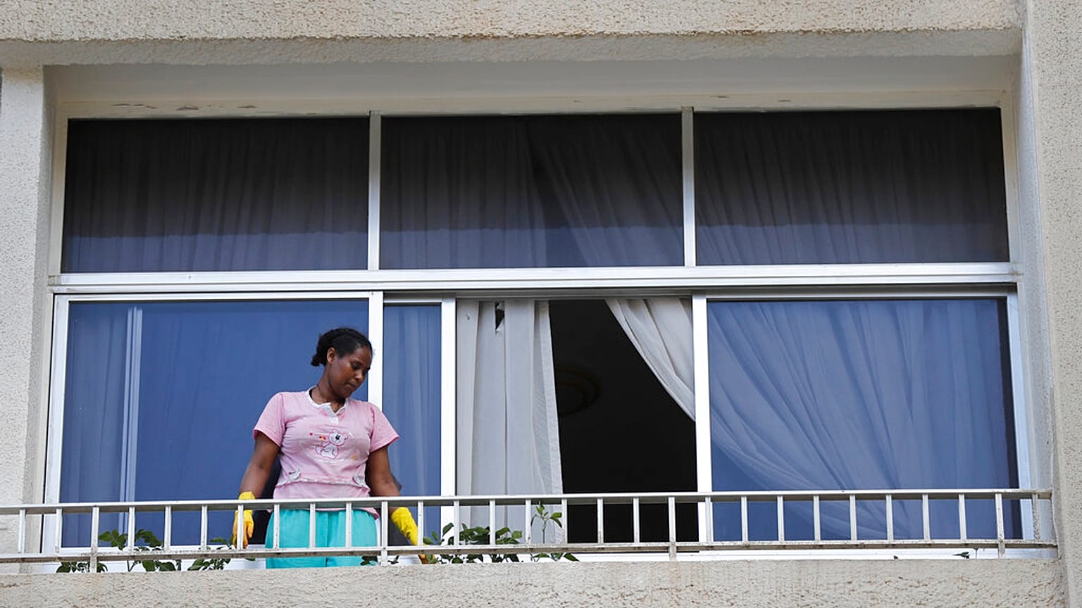 صورة أرشيفية لعاملة منزل إثيوبية تنظف شرفة منزل في بيروت، لبنان. 