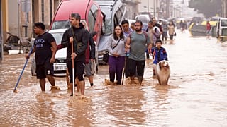 Varias personas caminan por las calles inundadas de Valencia, España, el miércoles 30 de octubre de 2024.