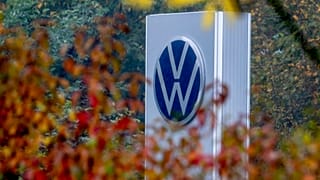 Le logo Volkswagen d'un concessionnaire automobile à Neu-Anspach, près de Francfort, en Allemagne.