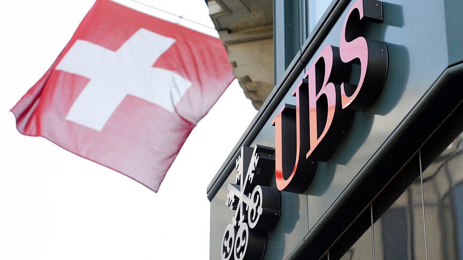 Fotoğrafta, İsviçre'nin Zürih kentinde UBS bankasının logosunun yanında bir İsviçre bayrağı yer alıyor, 24 Nisan 2014