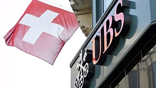 Fotoğrafta, İsviçre'nin Zürih kentinde UBS bankasının logosunun yanında bir İsviçre bayrağı yer alıyor, 24 Nisan 2014