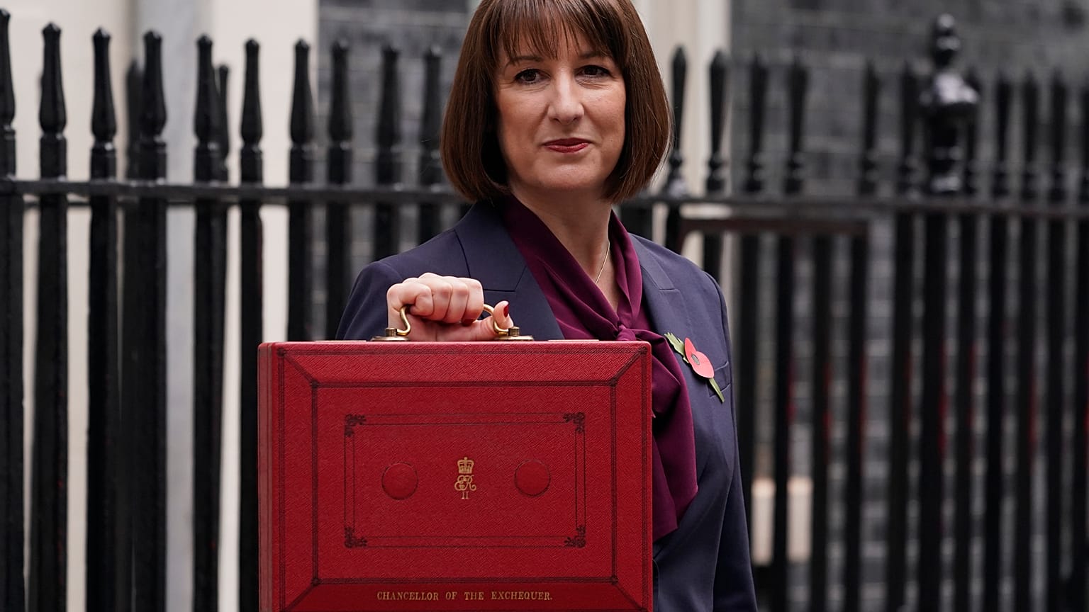 La chancelière de l'échiquier britannique, Rachel Reeves, brandit la traditionnelle boîte ministérielle rouge contenant son discours sur le budget, alors qu'elle pose pour les médias à l'extérieur de Downing St.