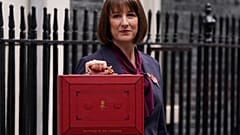 La chancelière de l'échiquier britannique, Rachel Reeves, brandit la traditionnelle boîte ministérielle rouge contenant son discours sur le budget, alors qu'elle pose pour les médias à l'extérieur de Downing St.