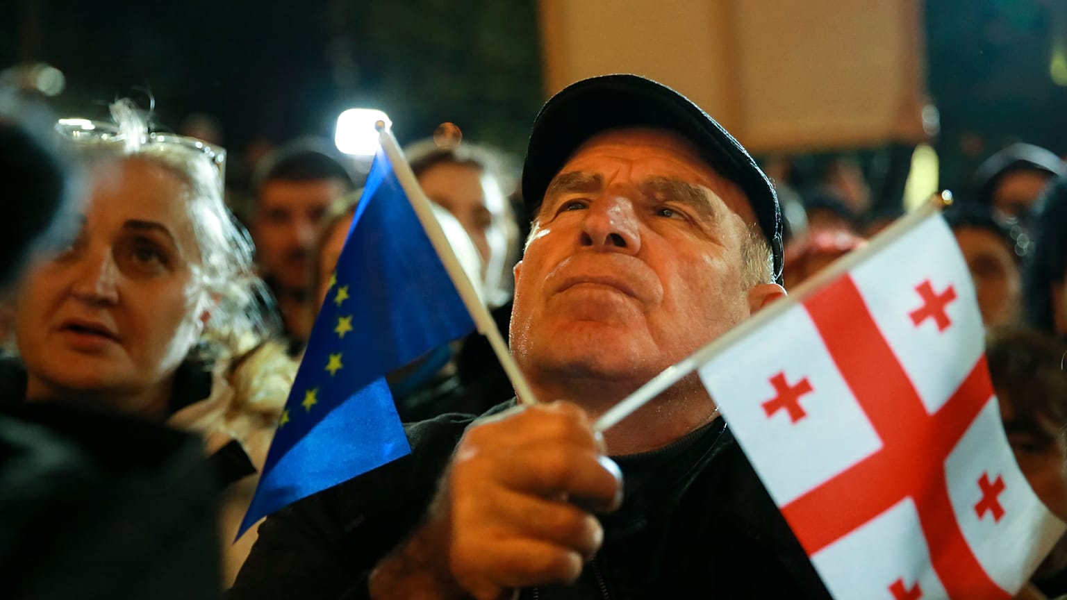 Un manifestante ondea una bandera de la UE 