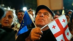 Un manifestante ondea una bandera de la UE 