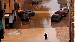 Un hombre camina por las calles inundadas de Valencia tras el paso de la DANA. 