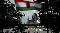 nsanlar Budapeşte'de Tuna nehrinin yanında Macar ulusal bayrağını dalgalandırıyor, 30 Mayıs 2024