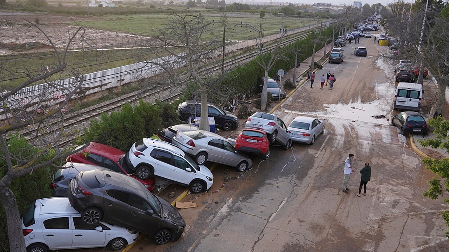 auto trascinate dall'acqua a Valencia