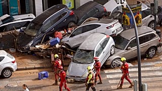 Auto travolte dall'acqua a Valencia