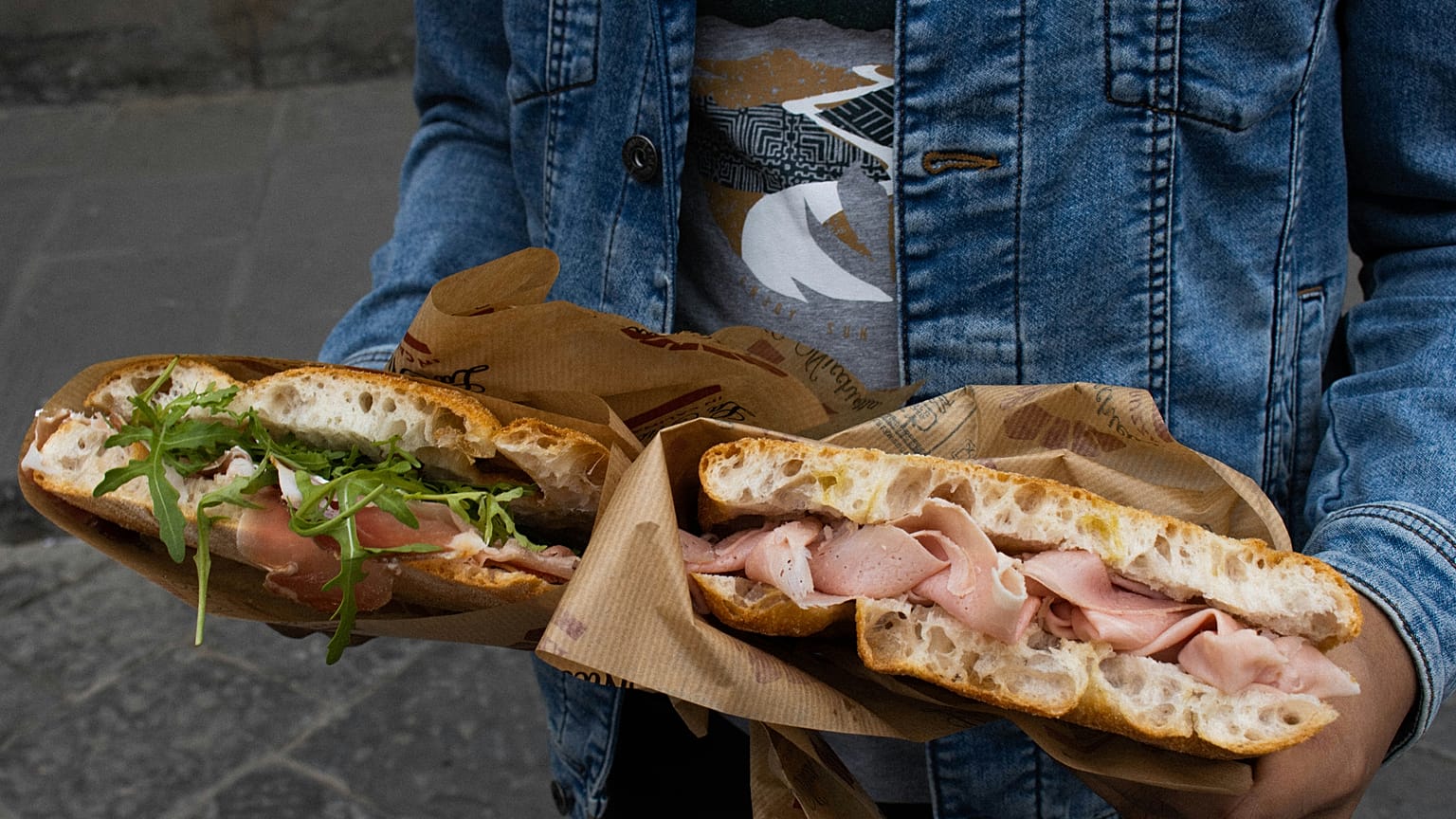 All'Antico Vinaio'nun iyi doldurulmuş panini'si için caddede kuyruklar oluşuyor ve bir influencer'a göre bir hafta sonunda 10.000 kadar satış yapılıyor. 