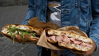 All'Antico Vinaio'nun iyi doldurulmuş panini'si için caddede kuyruklar oluşuyor ve bir influencer'a göre bir hafta sonunda 10.000 kadar satış yapılıyor. 