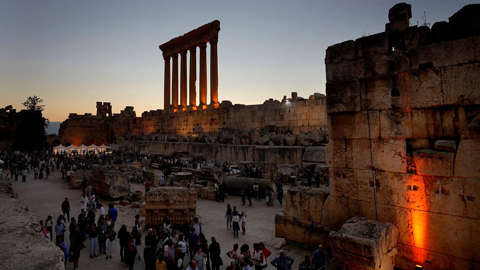 Ziyaretçiler, Fransız Piyanist Simon Ghraichy'nin 17 Temmuz 2022 Pazar günü Lübnan'ın kuzeydoğusundaki antik Baalbek kentinde vereceği konsere geliyor.