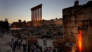 Ziyaretçiler, Fransız Piyanist Simon Ghraichy'nin 17 Temmuz 2022 Pazar günü Lübnan'ın kuzeydoğusundaki antik Baalbek kentinde vereceği konsere geliyor.