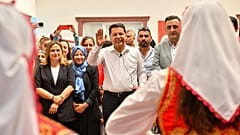 Esenyurt Belediye Başkanı Ahmet Özer (ortada)