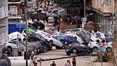 Coches amontonados en Utiel tras el paso de la DANA