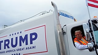 Donald Trump su un camion della raccolta per i rifiuti