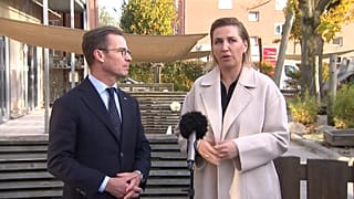 Le Premier ministre suédois Ulf Kristersson et la Première ministre danoise Mette Frederiksen s'expriment devant une garderie au Danemark.