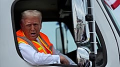 Пресс-выход Дональда Трампа на мусоровозе, Грин-Бей, Висконсин, 30 октября 2024 года.
