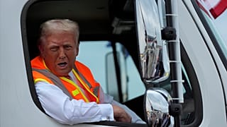 Пресс-выход Дональда Трампа на мусоровозе, Грин-Бей, Висконсин, 30 октября 2024 года.