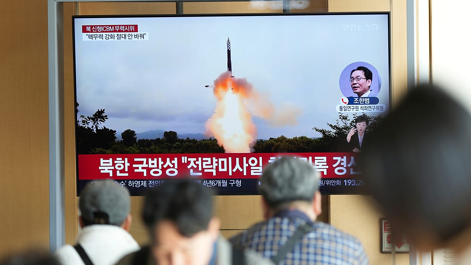 Sul-coreanos assistem pela TV ao lançamento de um míssil por parte da Coreia do Norte