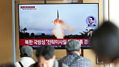 Ein Fernsehbildschirm am Seouler Bahnhof zeigt ein Bild des nordkoreanischen Starts einer ballistischen Interkontinentalrakete am 31. Oktober 2024 