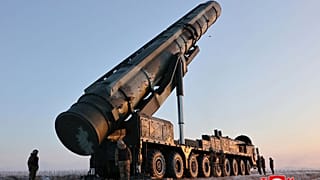  صاروخ باليستي عابر للقارات (ICBM) يتم إعداده للإطلاق من موقع غير معلوم في كوريا الشمالية