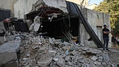 لاجئ فلسطيني يتفقد أحد المباني المهدمة في أعقاب عملية الجيش الإسرائيلي في مخيم نور شمس للاجئين الفلسطينيين في طولكرم، الخميس، 31 أكتوبر/تشرين الأول 2024. 