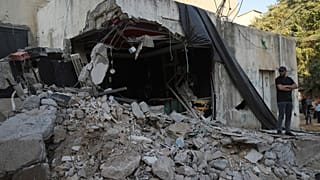 لاجئ فلسطيني يتفقد أحد المباني المهدمة في أعقاب عملية الجيش الإسرائيلي في مخيم نور شمس للاجئين الفلسطينيين في طولكرم، الخميس، 31 أكتوبر/تشرين الأول 2024.