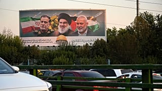 بیلبوردی در بزرگراهی در تهران در هفتم اکتبر ۲۰۲۴ که حسن نصرالله، اسماعیل هنیه، و عباس نیلفروشان را نشان می دهد. 