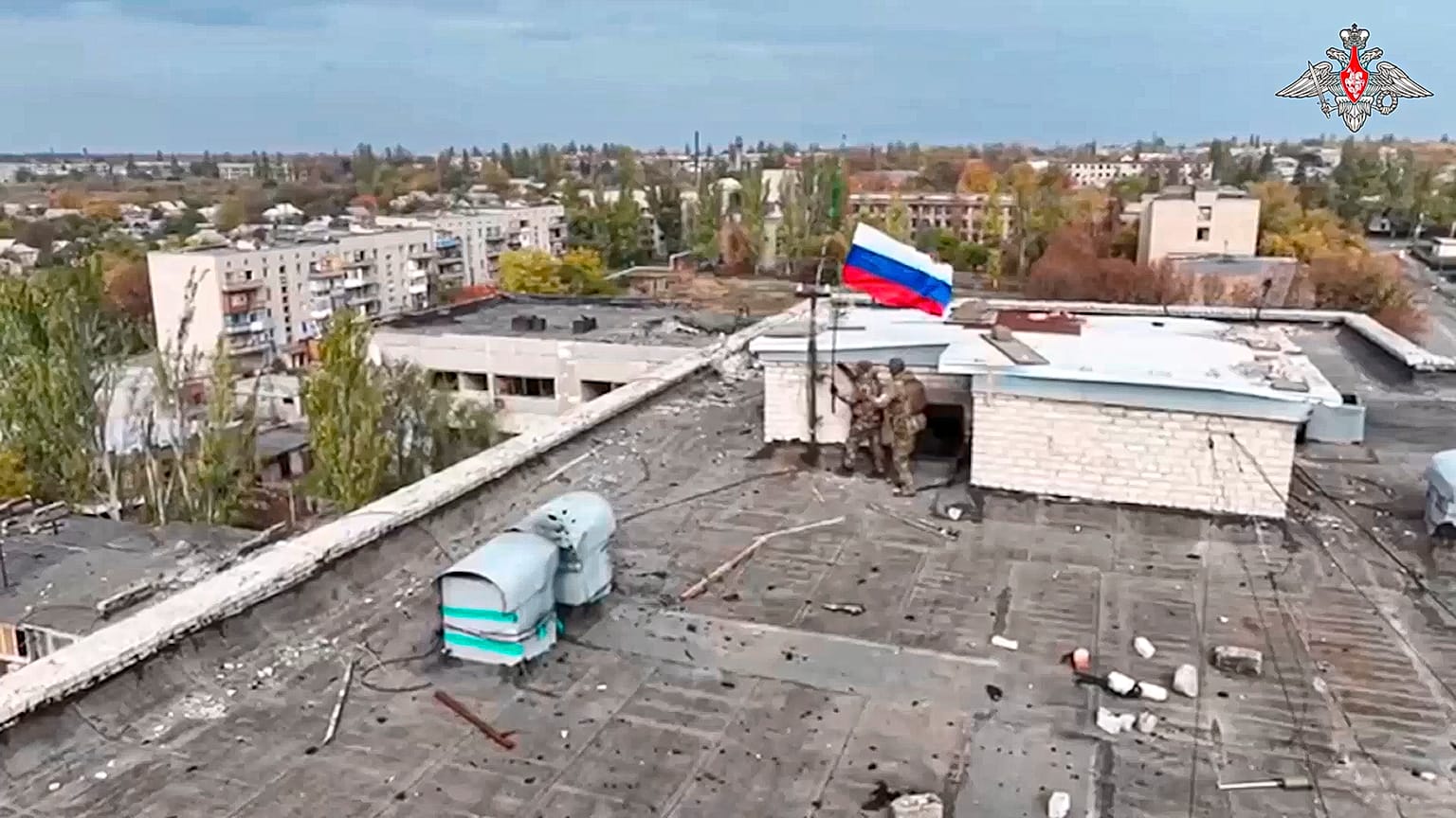 En esta foto tomada de un vídeo distribuido por el Ministerio de Defensa ruso el 30 de octubre de 2024, tropas rusas izan la bandera de Rusia en el tejado de un edificio. 