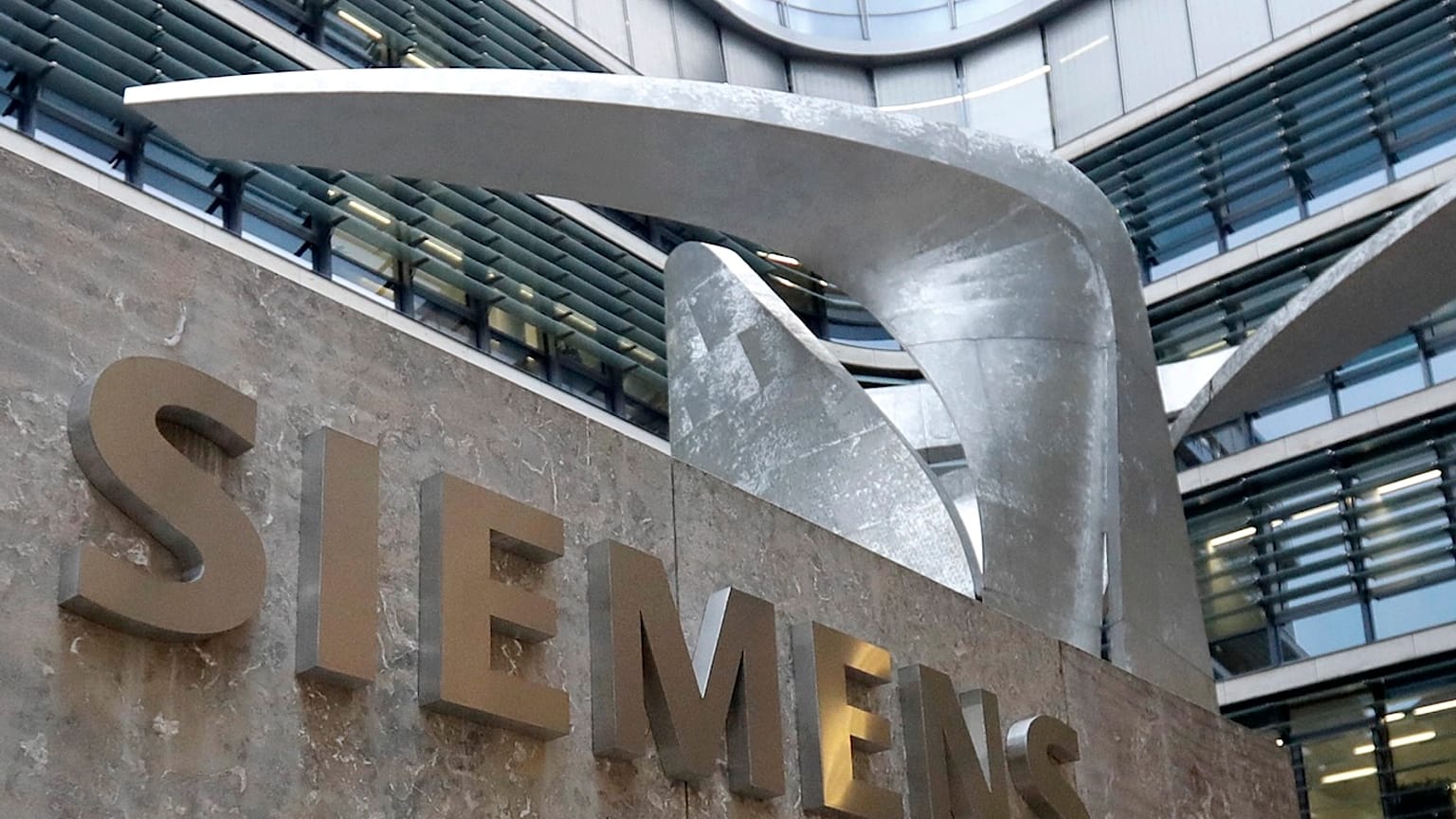 Fotoğrafta Alman sanayi devi Siemens'in Münih'teki genel merkezinin önündeki logosu görülüyor.