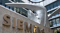 Fotoğrafta Alman sanayi devi Siemens'in Münih'teki genel merkezinin önündeki logosu görülüyor.