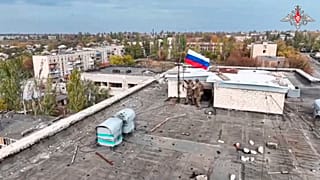 Sur cette photo tirée d'une vidéo distribuée par le service de presse du ministère russe de la Défense le mercredi 30 octobre 2024, des troupes russes hissent le drapeau de la Russie sur le toit d'un bâtiment.