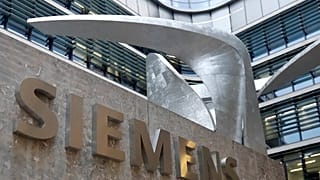 Fotoğrafta Alman sanayi devi Siemens'in Münih'teki genel merkezinin önündeki logosu görülüyor.