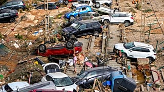 Скопление затопленных автомобилей в Валенсии, Испания, 31 октября 2024 года.