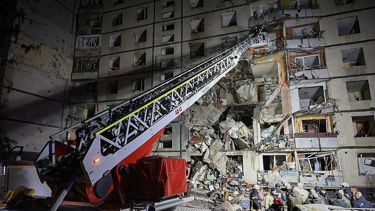Harkiv Şehir İdaresi tarafından sağlanan bu fotoğrafta çok katlı bir apartman Rus saldırısı sonucu hasar görmüş olarak görülüyor, 30 Ekim 2024