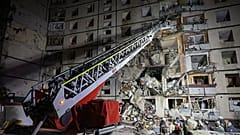 Auf dem von der Stadtverwaltung Charkiw zur Verfügung gestellten Foto ist ein Wohnhaus zu sehen, das in Charkiw, Ukraine, am 30.10.2024 beschädigt wurde.