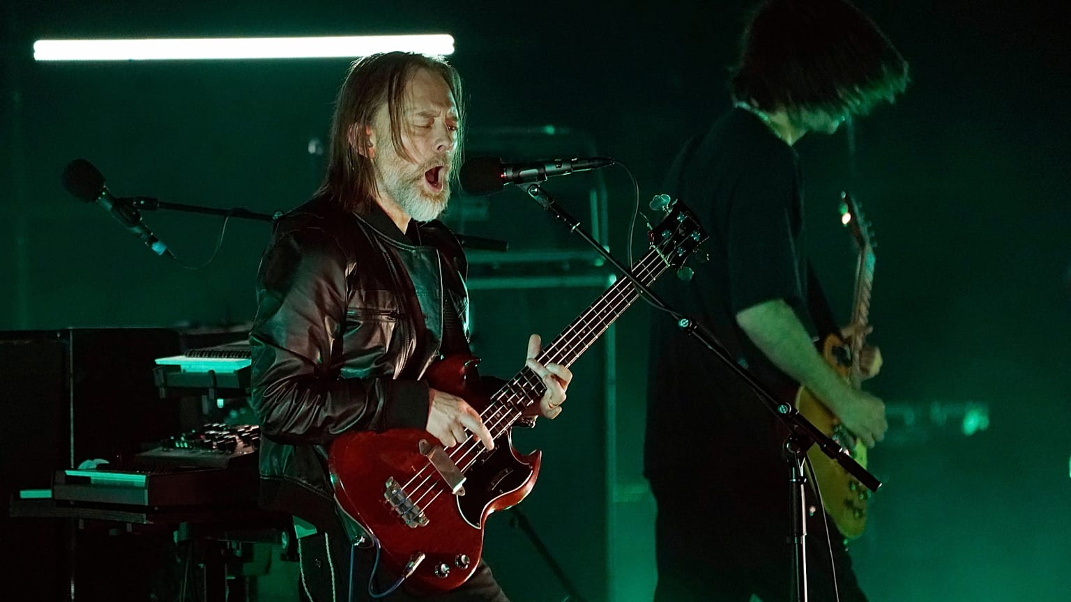 Thom Yorke, solda, ve The Smile'dan Jonny Greenwood, grubun Shrine Auditorium'da 21 Aralık 2022, Çarşamba günü verdiği konser sırasında sahne alıyor.