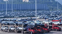 Bu fotoğrafta, bir arazi üzerindeki otomobiller görülüyor