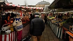 Pessoas fazem compras num mercado ao ar livre em Fontainebleau, a sul de Paris