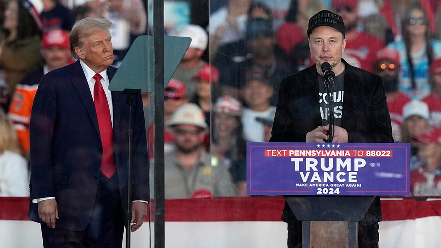 Elon Musk num comício de Donald Trump. 