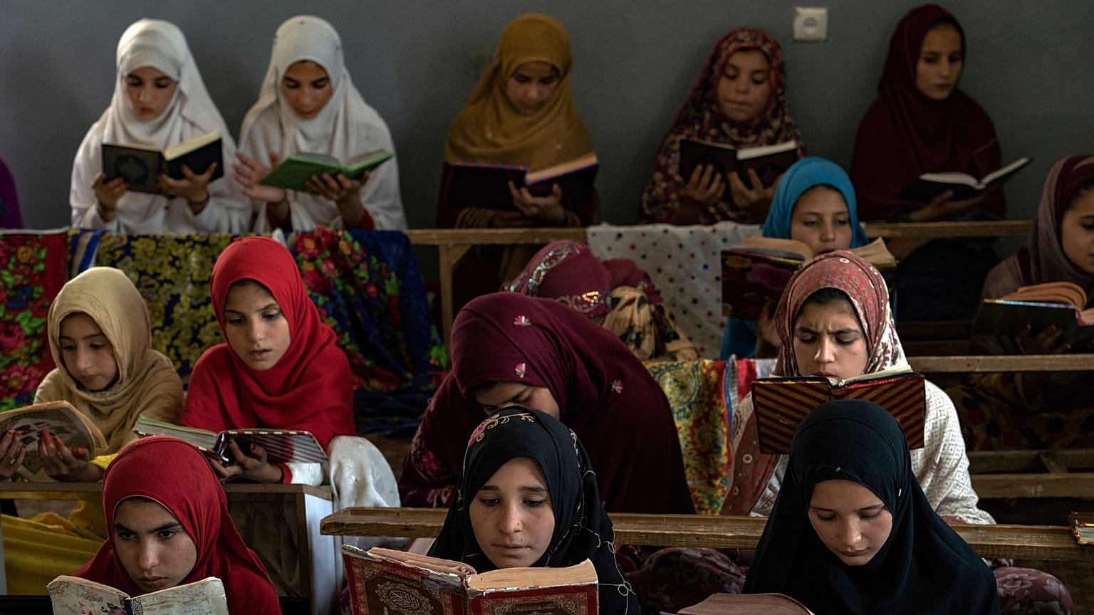دختران افغان در حال خواندن قرآن در مسجد نور کابل، اوت ۲۰۲۴
