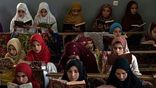 دختران افغان در حال خواندن قرآن در مسجد نور کابل، اوت ۲۰۲۴
