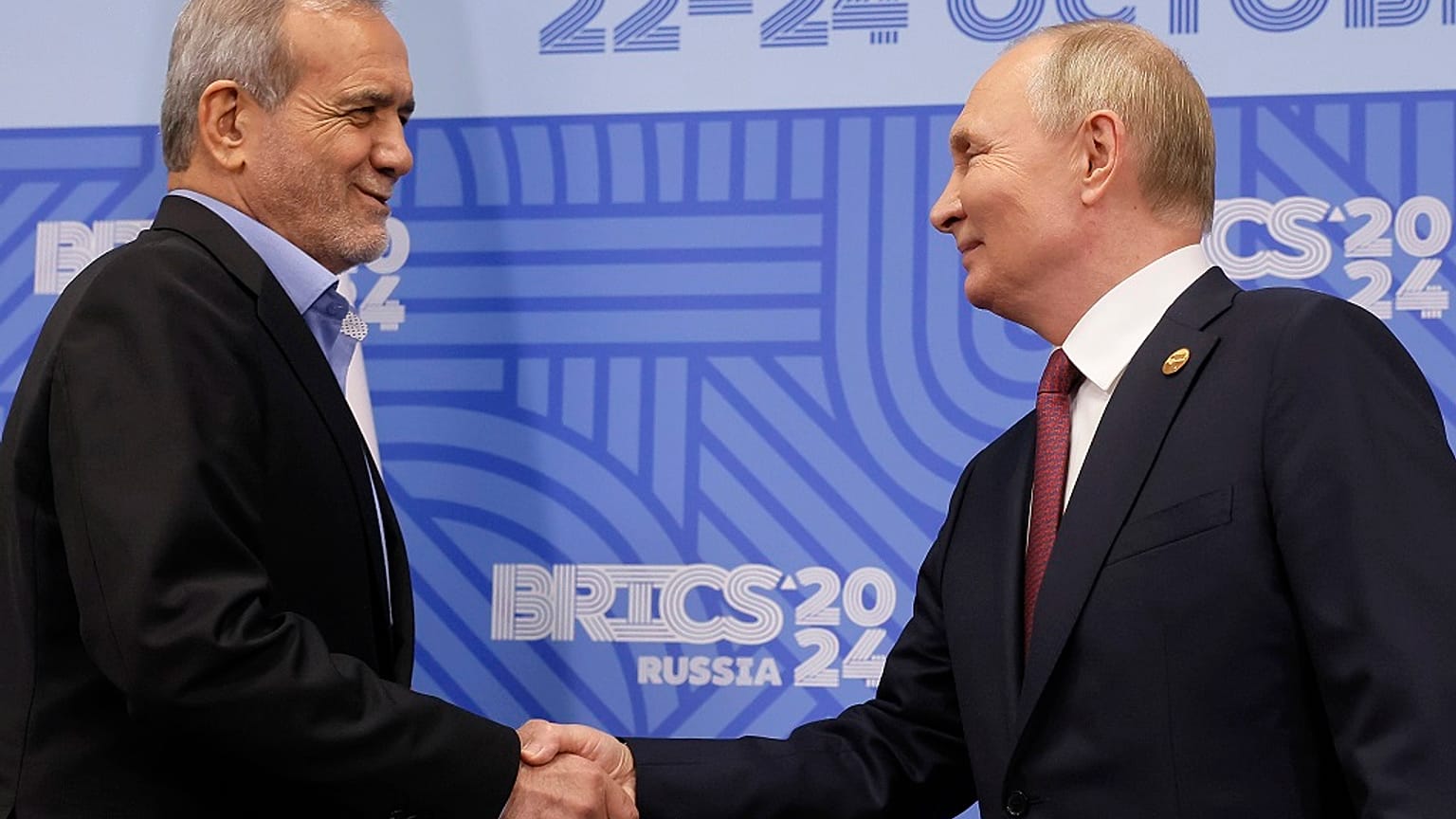 Le président russe Vladimir Poutine et le président iranien Masoud Pezeshkian lors de leur rencontre en marge du sommet des BRICS à Kazan, Russie, mercredi 23 octobre 2024. 