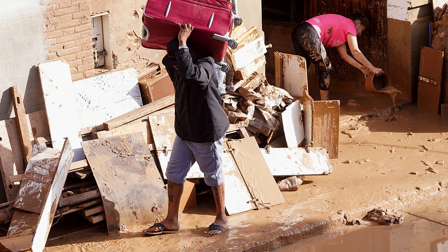 Molte persone nella zona di Valencia sono state costrette a evacuare dalle proprie case a causa dell'alluvione in corso in varie parti della Spagna