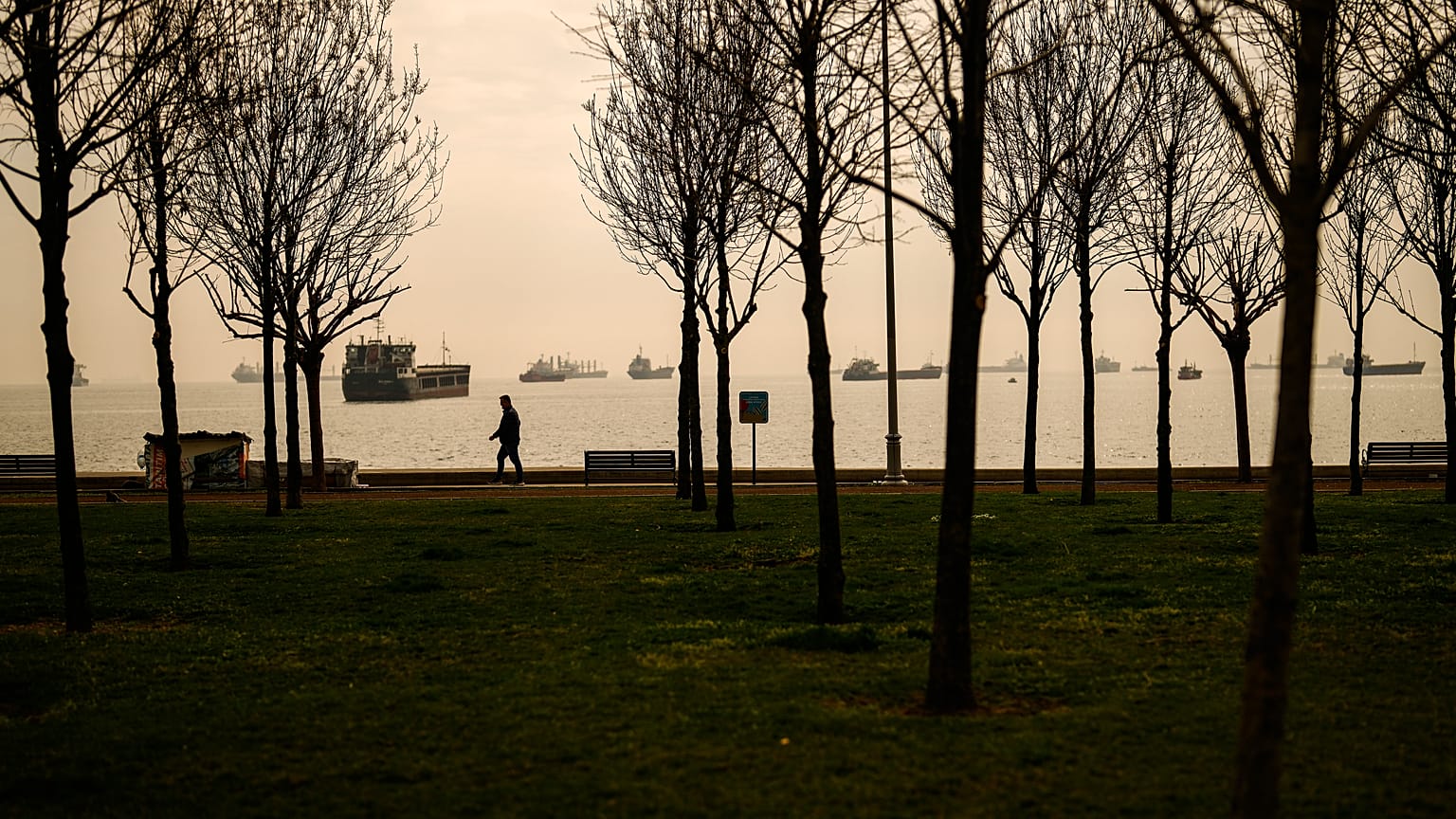 İstanbul'da, Marmara Denizi kıyısında gemiler görülüyor, 16 Mart 2024