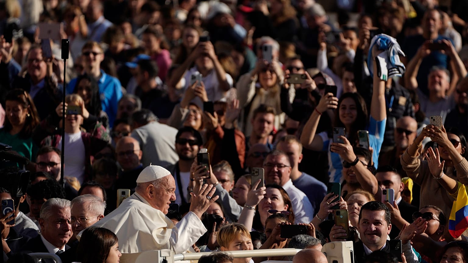O Papa Francisco chega para a sua audiência geral semanal na Praça de São Pedro, no Vaticano (30 de outubro de 2024)