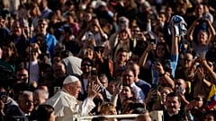 Le pape François arrive à l'audience générale hebdomadaire sur la place Saint-Pierre, au Vatican (30 octobre 2024).
